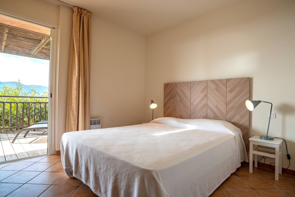 Chumba cha kulala cha kwanza kinafunguka kwenye mtaro na hufurahia mwonekano wa bahari. Ina kitanda cha watu wawili (sentimita 160).