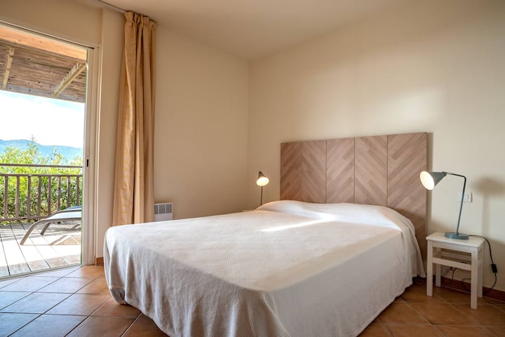 Პირველი საძინებელი ტერასაზე იხსნება და ზღვის ხედით ტკბება. Მასში არის ორადგილიანი საწოლი (160 სმ).