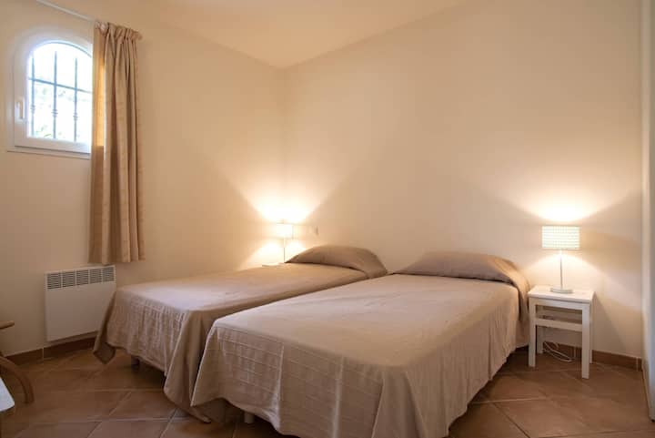 Მე-3 საძინებელში არის ორი ერთადგილიანი საწოლი (80 სმ), რომლის გადაკეთებაც შესაძლებელია
ერთ ორადგილიან საწოლში.