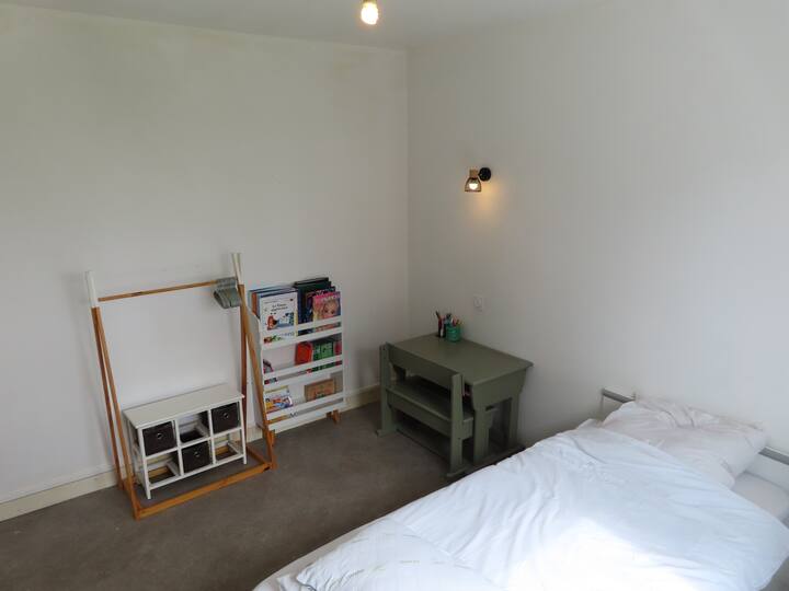 חדר שינה עם מיטה נוחה לאדם אחד, אורות קטנים לקריאה, תריסים חשמליים. נוף לגינה. יש מצעים.