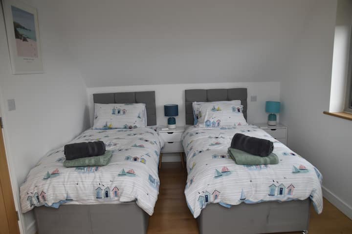 „Стаята с 2 отделни легла“ с 2 единични легла, които могат да бъдат превърнати в супер легло. Уведомете ни, когато резервирате коя конфигурация искате.