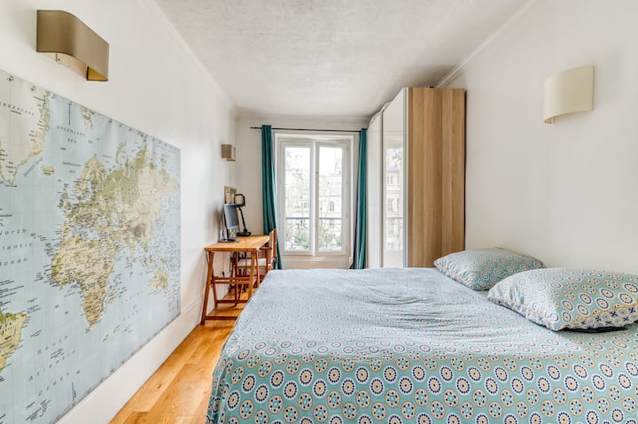 Spálňa: 
Pohodlná 140 cm manželská posteľ, pracovný priestor so stolom, stoličkou a šatníkom. 