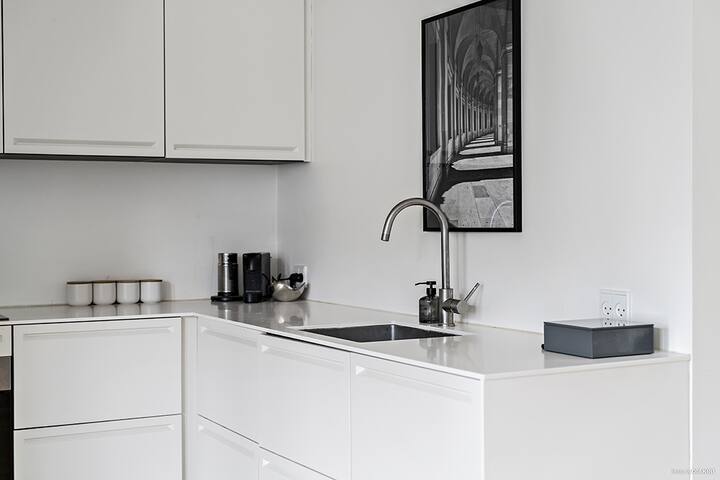 Heart of Downtown – Modern & Spacious gallery image 5