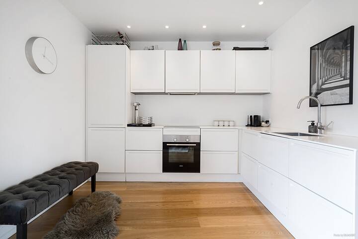 Heart of Downtown – Modern & Spacious gallery image 3