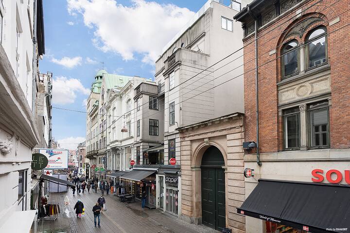 Heart of Downtown – Modern & Spacious gallery image 4