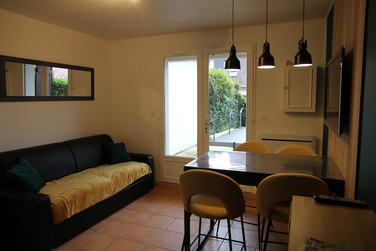 Popular Airbnb listing: Poziodé rated 2 stars 2p ground floor and terraces 6' sea in Courseulles Sur Mer