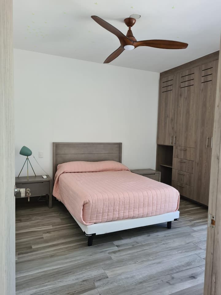 Recamara 1 s výhľadom na bazén a záhradu 