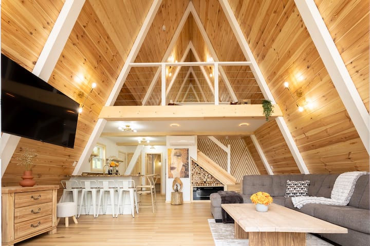 Freyas Cabin! Luxury A-frame W/ Hot Tub & Sauna! - Cosby, TN