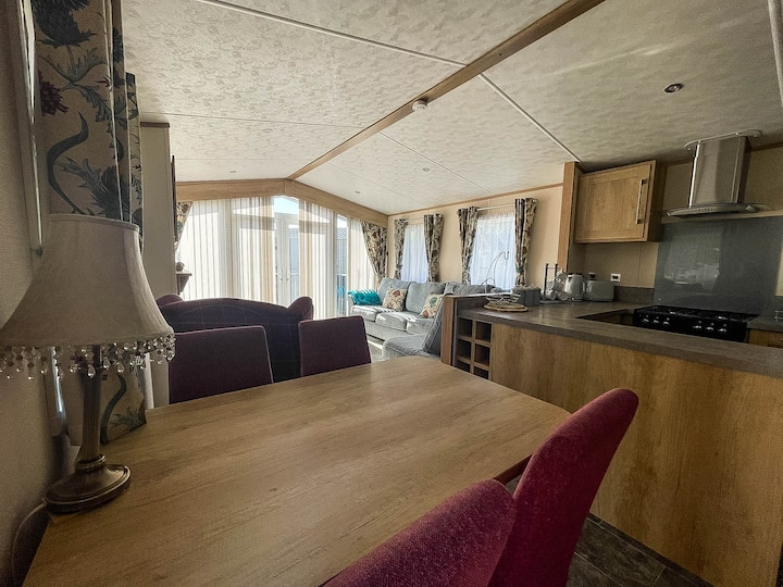 Caravan with decking and near beach ref 32025AZ