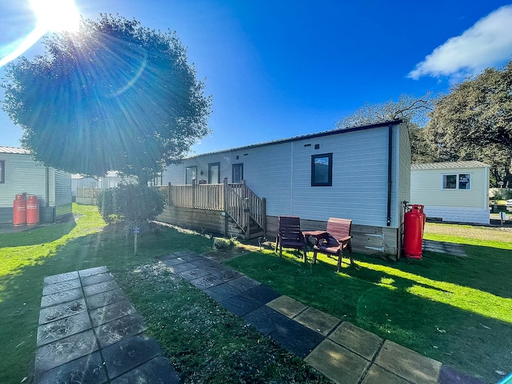 Caravan with decking and near beach ref 32025AZ