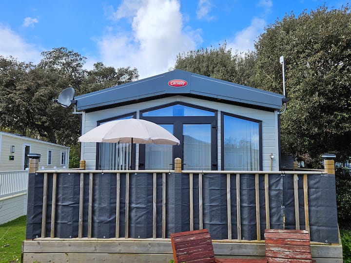 Caravan with decking and near beach ref 32025AZ