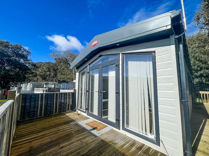 Caravan with decking and near beach ref 32025AZ