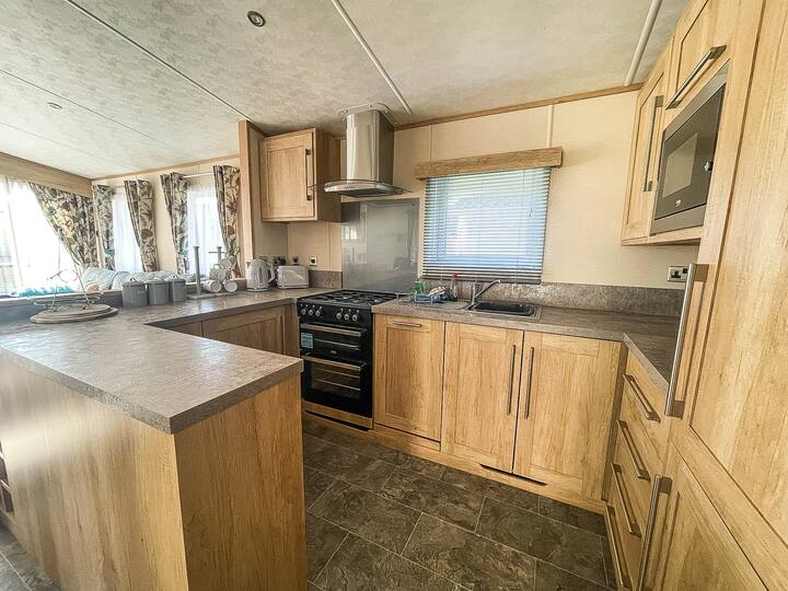 Caravan with decking and near beach ref 32025AZ