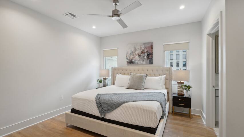 Elegant 5BD Unit, Walk to French Quarter + Pool gallery image 4
