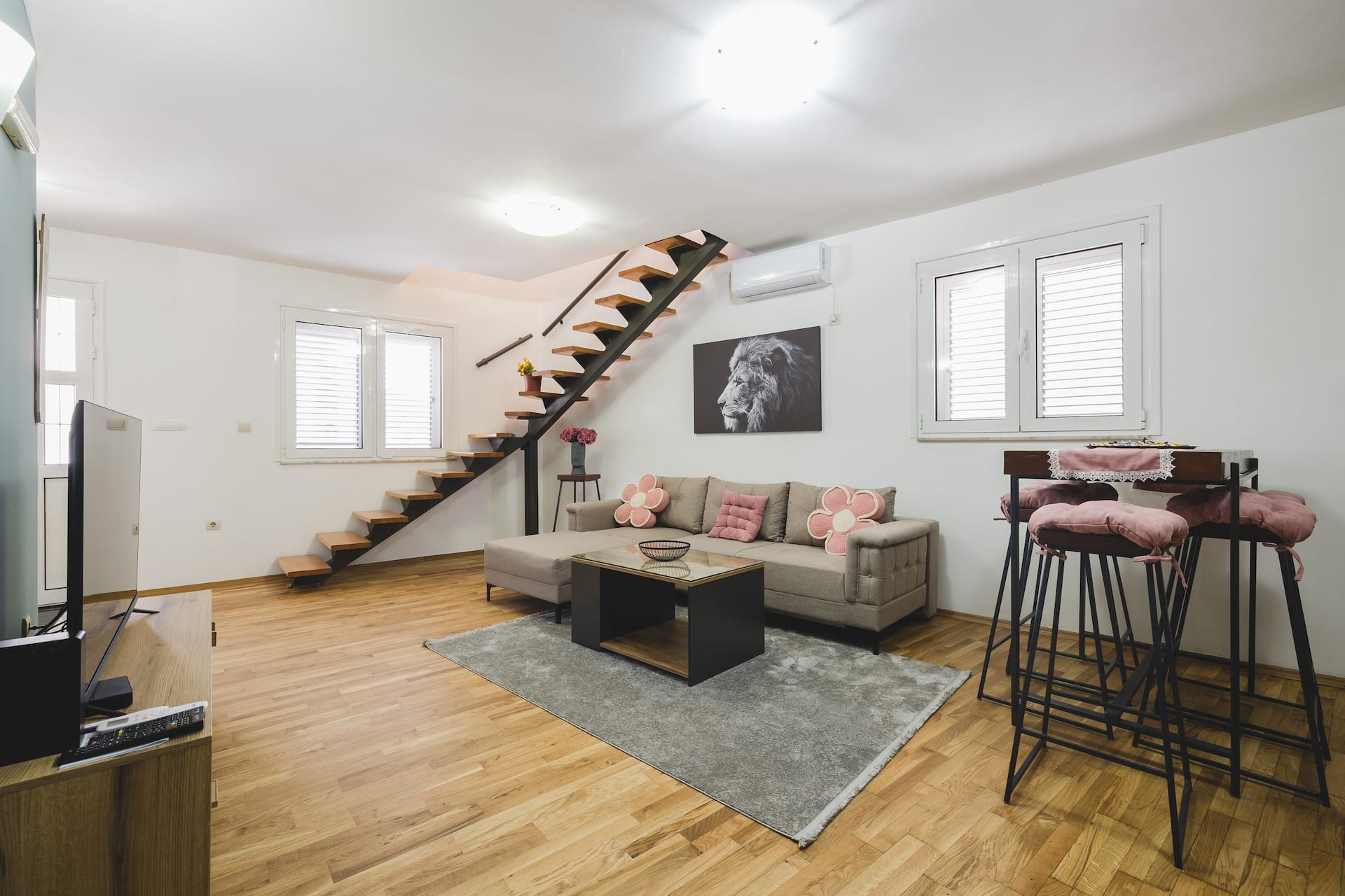 Old Town Duplex / Free Parking