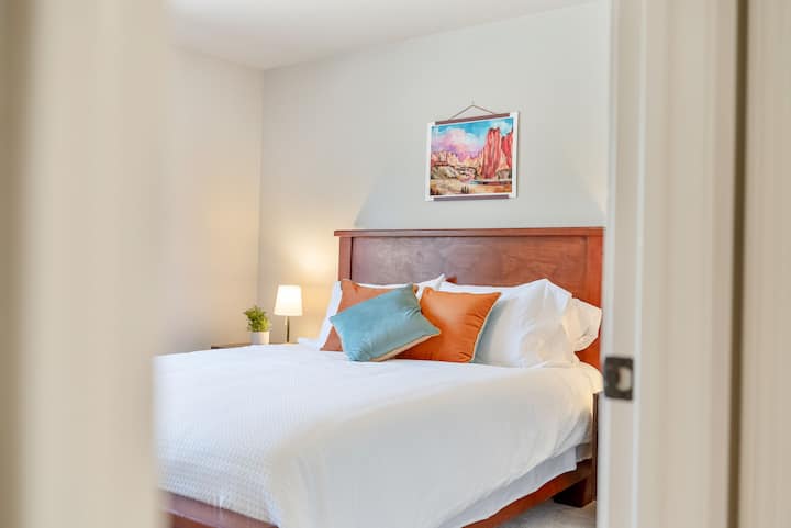 De derde slaapkamer heeft ook een nieuw queensize traagschuimmatras bovenop een prachtig houten bedframe met nabijgelegen kast, wasmand en bagagerek.