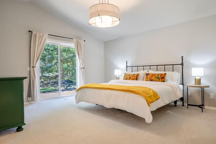 Je zult geen tekort aan ruimte hebben in deze primaire suite! Deze kamer heeft directe toegang tot het bubbelbad buiten het dek.