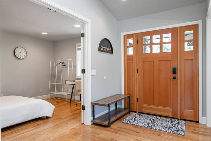 Bij de ingang is er een kantoor/4e slaapkamer met een bureau en een stoel met uitzicht op de voortuin, een queensize bed en een staande kledingrek en een bagagerek voor die 7e of 8e gast.