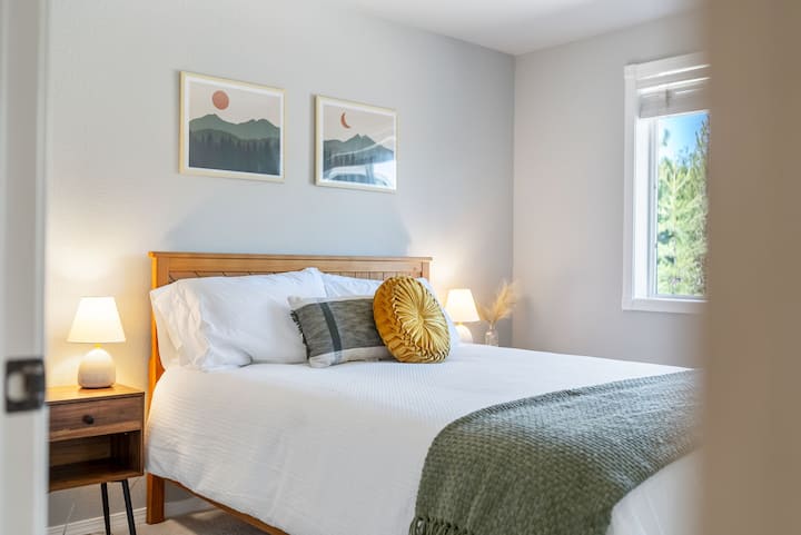 Een tweede slaapkamer heeft een nieuw queensize bed met traagschuimmatras. Er is een wasmand en bagagerek in de kast.