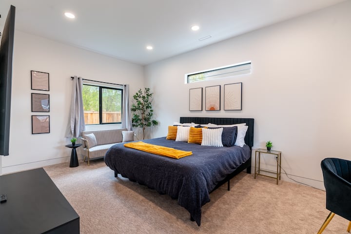 Posteľ King size s posteľnou bielizňou z egyptskej bavlny. 