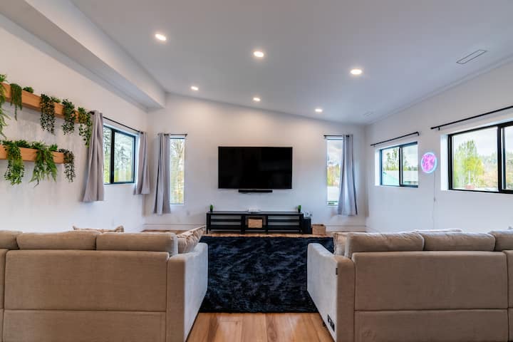 Priestranný salónik na poschodí s 85-palcovou inteligentnou televíziou, dvoma pohodlnými sedacími súpravami, arkádovou hrou Pac-Man, minichladničkou a množstvom prirodzeného svetla z veľkých okien so žalúziami. Ideálne na filmové večery, hranie hier alebo len na oddych.