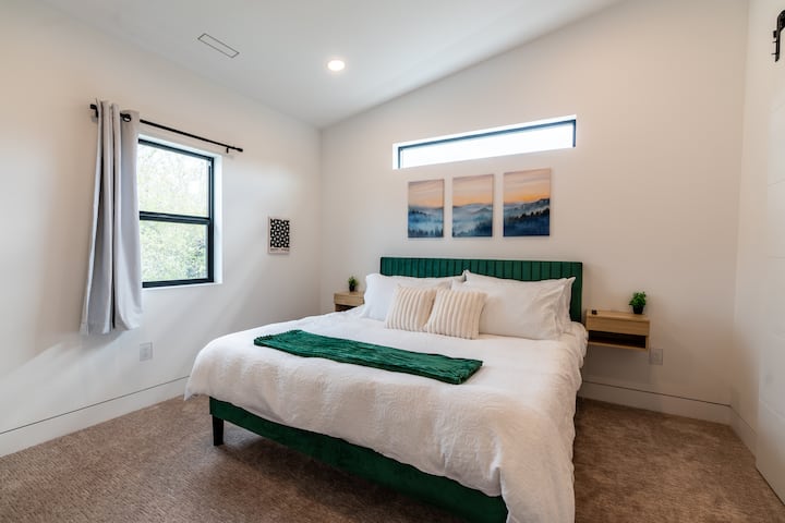 Manželská posteľ s posteľnou bielizňou z egyptskej bavlny