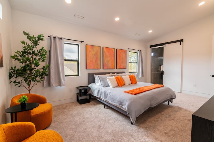 Veľká manželská posteľ s posteľnou bielizňou z egyptskej bavlny.