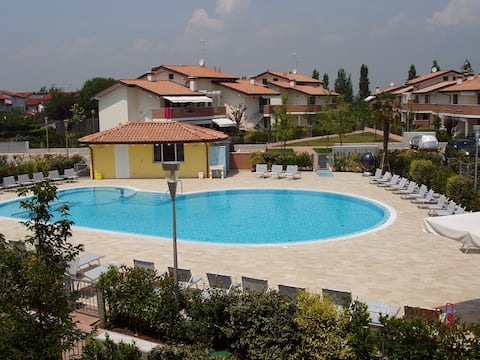 House with swimming pool and parking