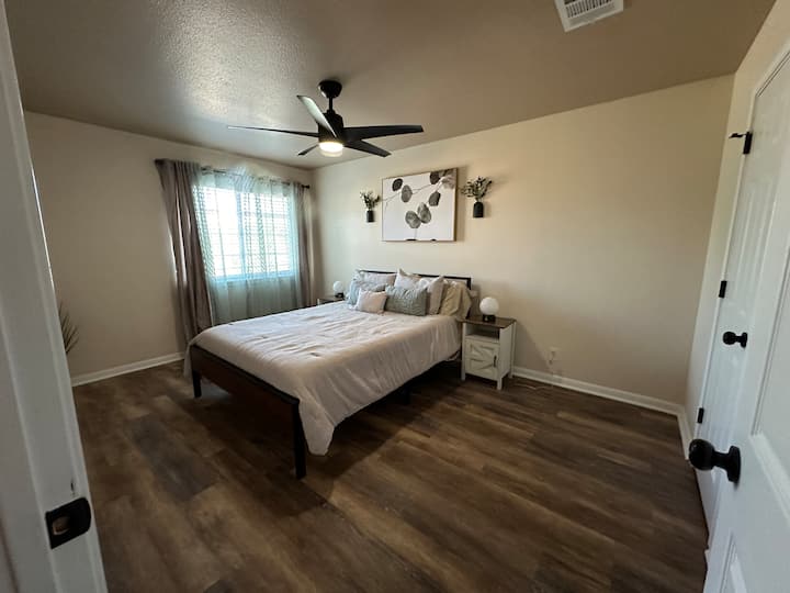 Dormitorio queen para huéspedes en el segundo piso.