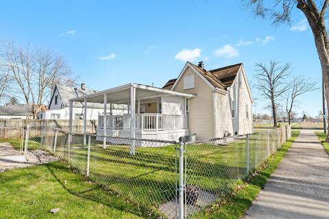 Comfy Home Close to Detroit