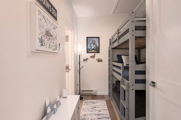 Детски простор на спрат со троен кревет (3 двокреветни кревета).  
БЕЛЕШКА: секој кревет може да собере до 160 фунти тежина.