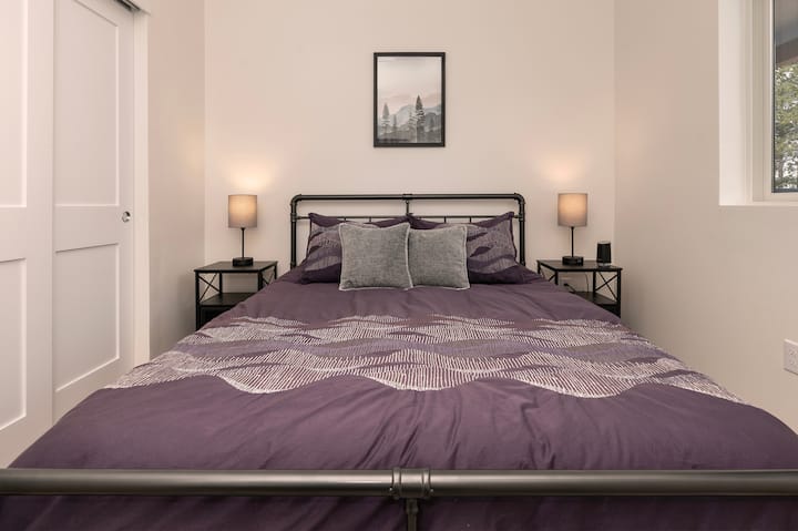 Во втората спална соба ве чека удобен брачен кревет (широк 150-179 см)