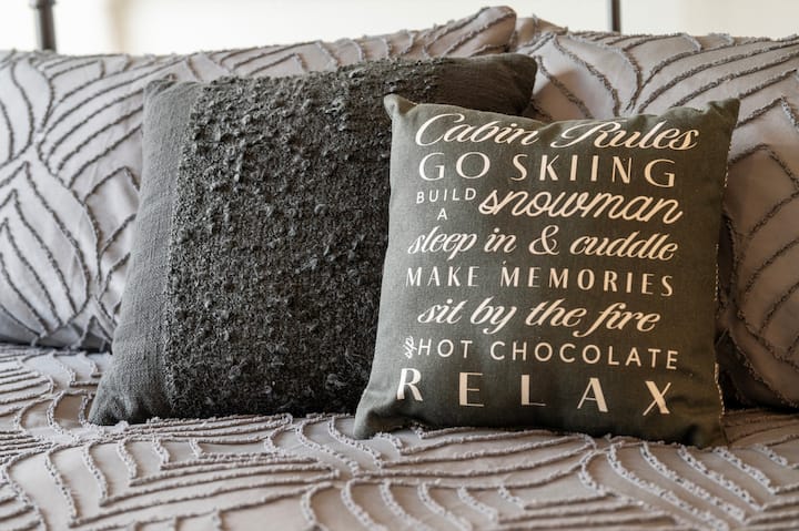 Во главниот апартман ве чека удобен брачен кревет (широк 150-179 см)