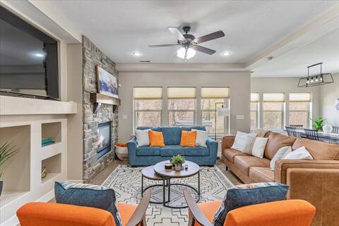 Lehi Mountain: Hot Tub, Basketball Court, Games!