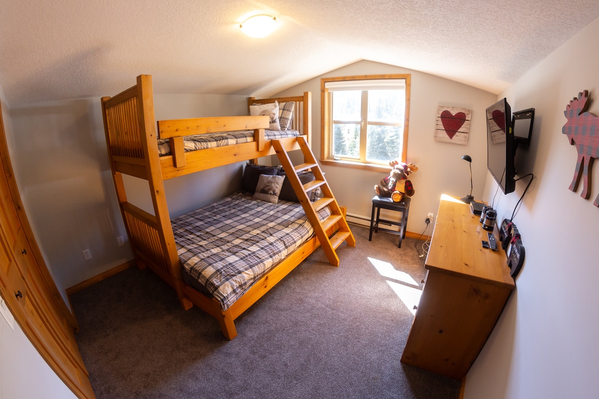 เตียงสองชั้นขนาดควีนไซส์ด้านล่างพร้อมเตียงสองชั้นบนเดี่ยว