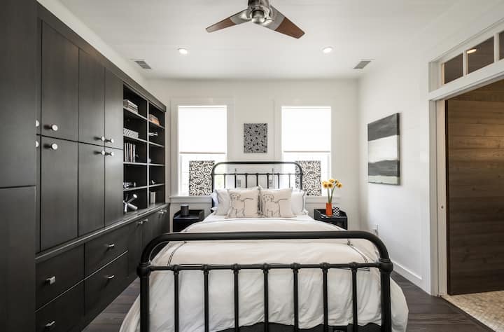 Primárna spálňa s pripojenou kúpeľňou s toaletou.