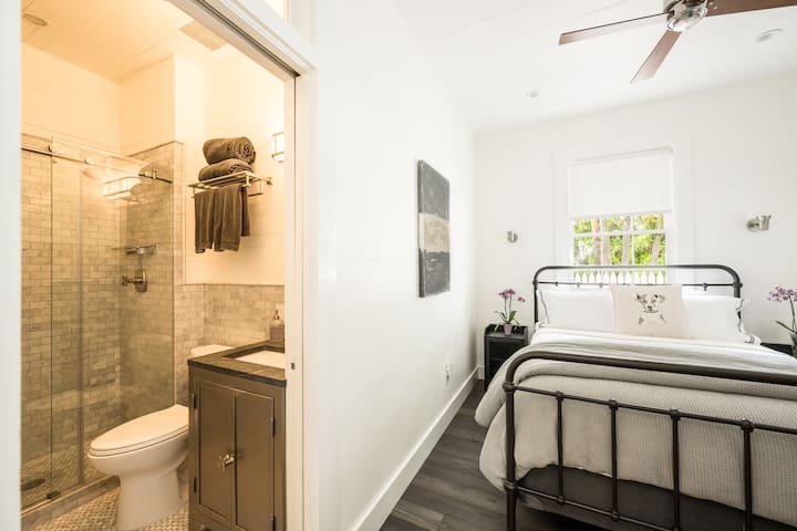 Spálňa č.2 s pripojenou kúpeľňou s toaletou.