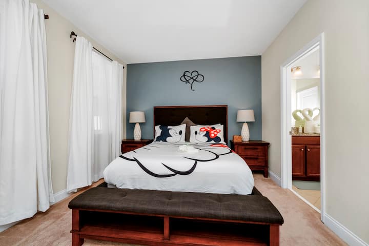 עם עיצוב מוקסם בסגנון דיסני, מיטה נוחה וחדר רחצה צמוד. הטון יהיה שילוב של שובב ומרגיע כדי למשוך גם ילדים וגם מבוגרים.