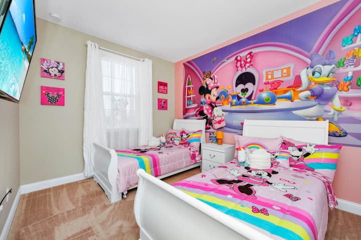  חדר שינה תוסס לילדים בעיצוב דיסני עם שתי מיטות נפרדות, עיצוב צבעוני וטלוויזיה מותקנת. הטון יהיה שובב וכיפי למשפחות.