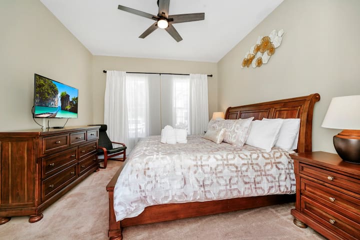 חדר שינה ראשי מרווח עם מיטת קינג-סייז מפנקת, עיצוב אלגנטי, אור טבעי וחדר רחצה צמוד פרטי. מקום הנופש המושלם למנוחה ורגיעה אחרי יום של הרפתקאות.