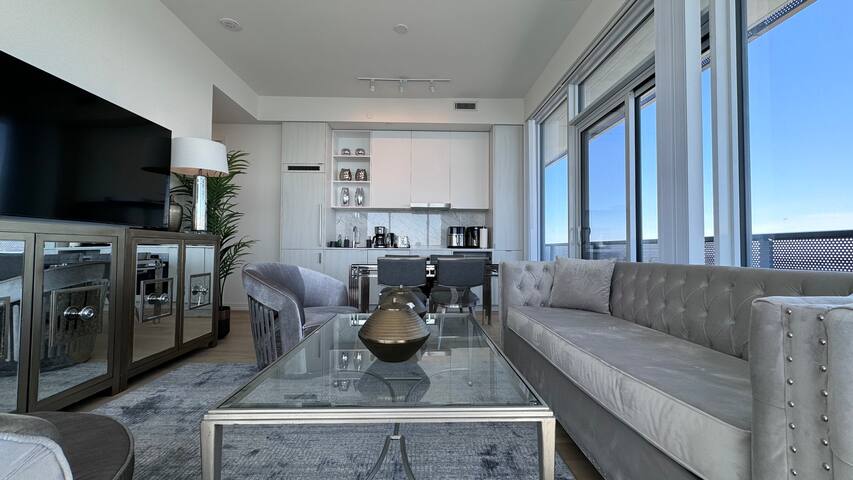 Toronto Executive 3 QueenBeds Panoramic Penthouse gallery image 2