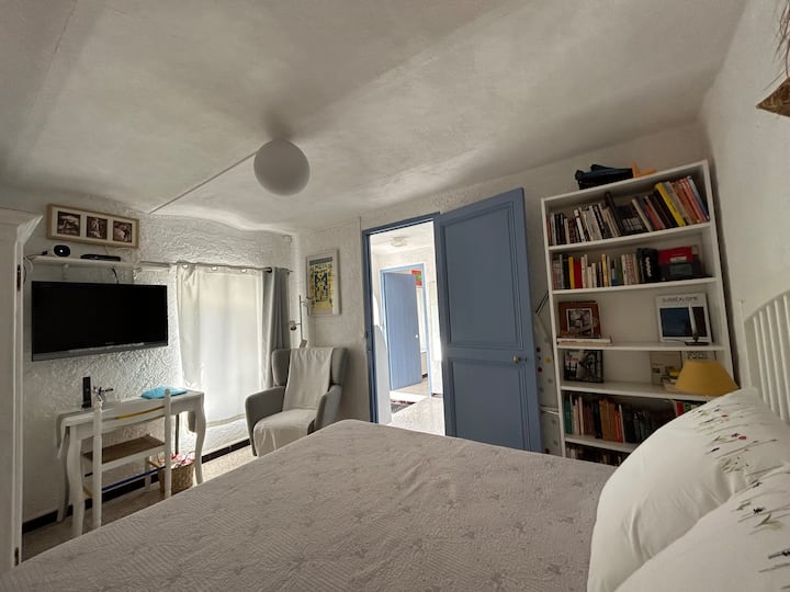 Bedroom with a qeen size bed (160x200cm) and a library of books in several languages.