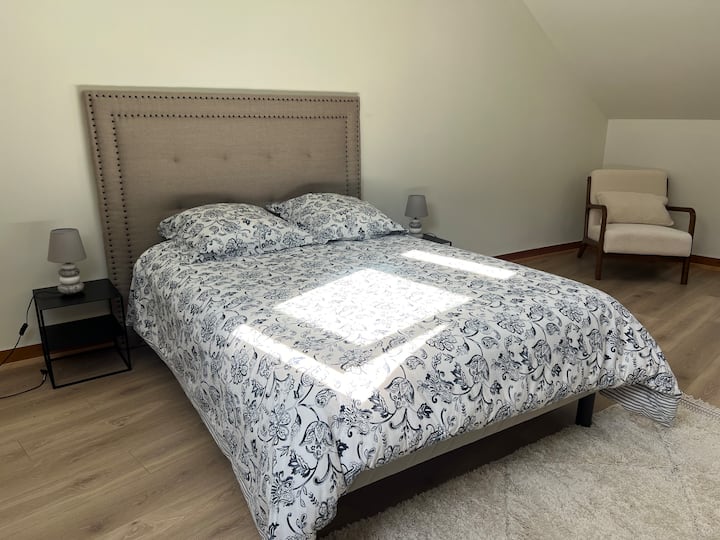 Camera dei genitori, dotata di un letto queen size, e un salottino, per prevedere i suoi programmi di visite del giorno successivo in tutta tranquillità.