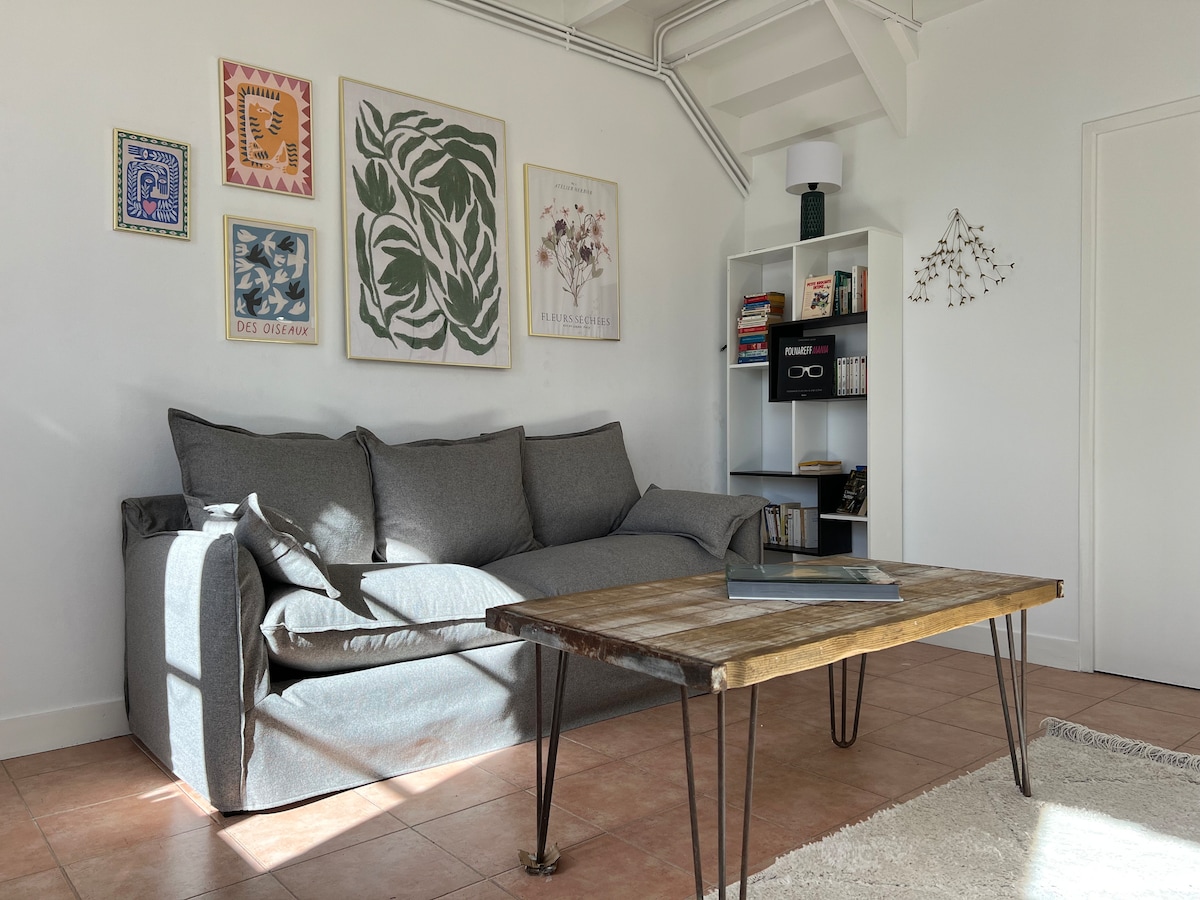 Удобен кауч на спуштање, кој ќе се отвори со малку прсти! 