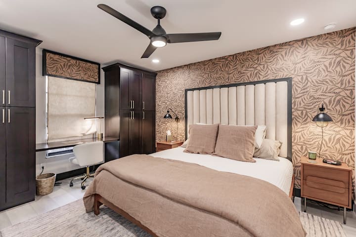 Segundo dormitorio, habla de estilo y clase. Además, una cama tamaño king. Tiene un escritorio para ponerse al día con cualquier compromiso de trabajo.