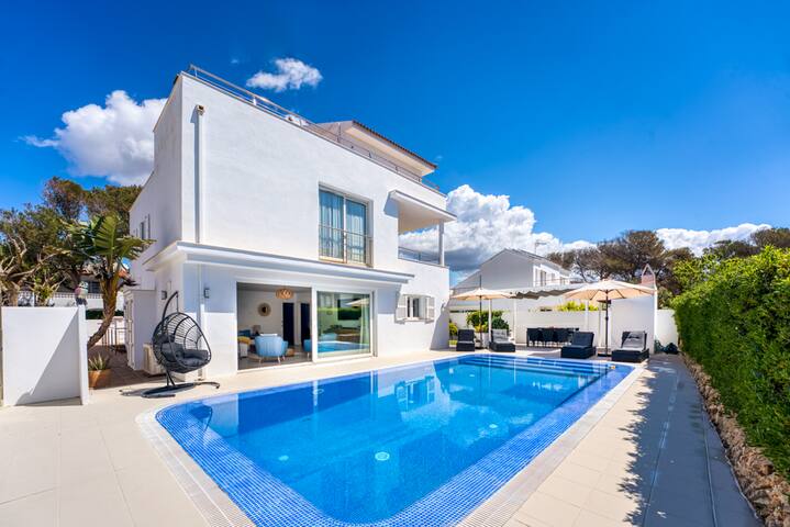 Modern villa with pool in Cala Blanca, Menorca