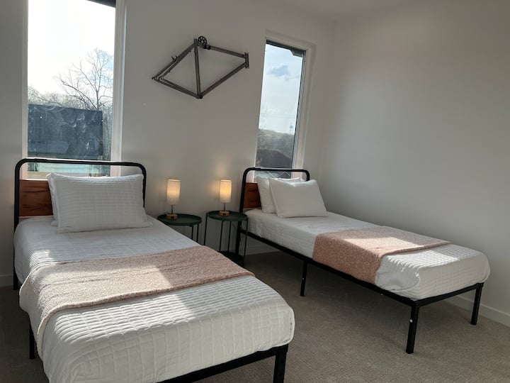 Chambre d'amis à l'étage avec 2 lits jumeaux XL et télévision connectée