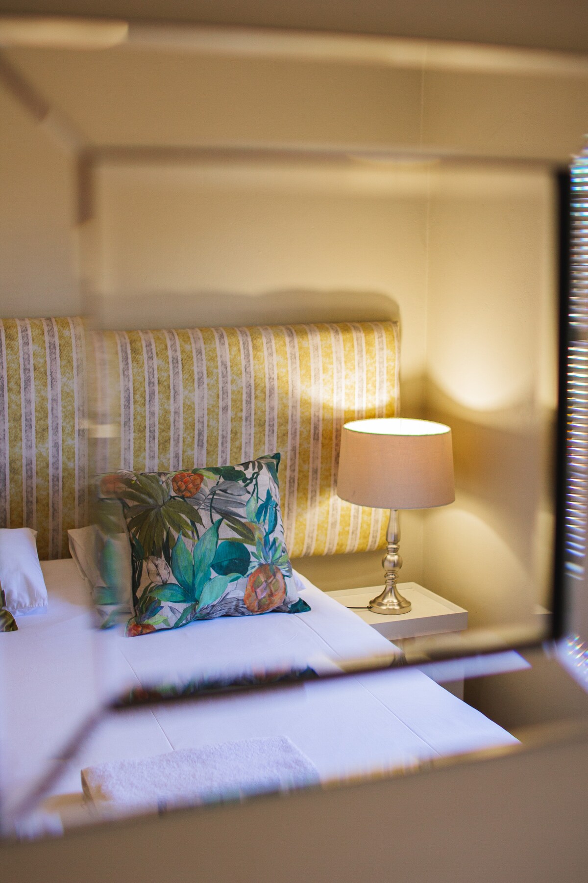 Спална соба со брачен кревет (широк 125 – 149 см)/брачен кревет (широк 150 – 179 см) или може да се постават два единечни кревета, со доволно простор за облека во плакарот.