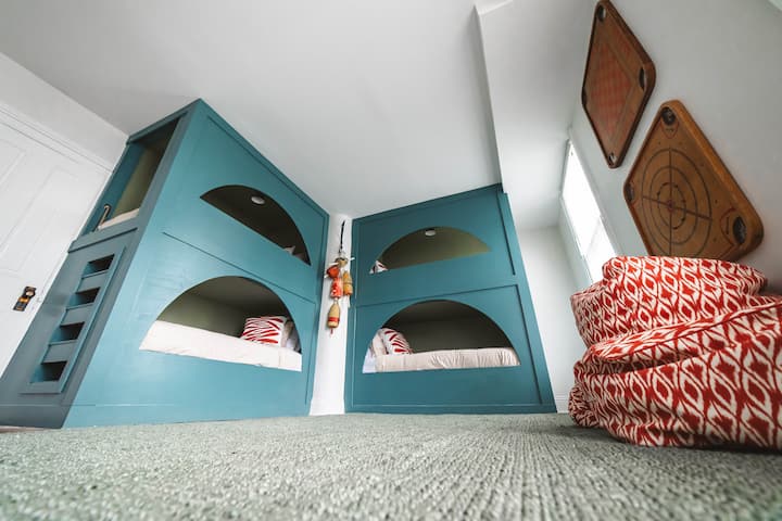 Bunk Room

Cambridge, MD vacation rental, Airbnb, guest house, vacation, historical