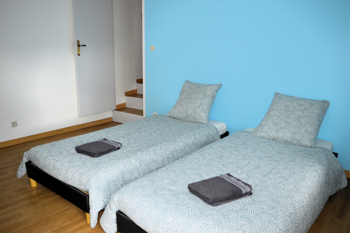 חדר עם שתי מיטות יחיד